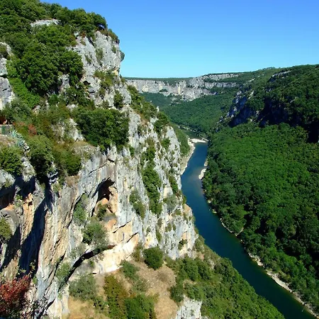 펜션 With River Views, Uzer (Ardeche)